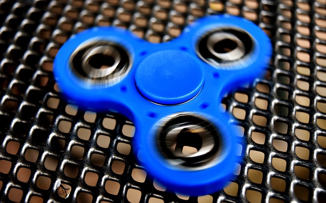 modrý neposeda spinner